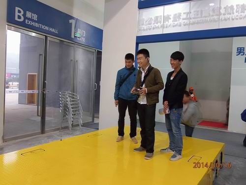 开云（中国）Kaiyun·官方网站参展2014绵阳科博会-观众对全向移动平台表现了浓厚的兴趣.jpg